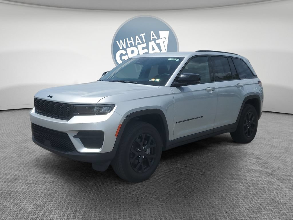 Used 2025 Jeep Grand Cherokee Altitude AWD/4WD image 8