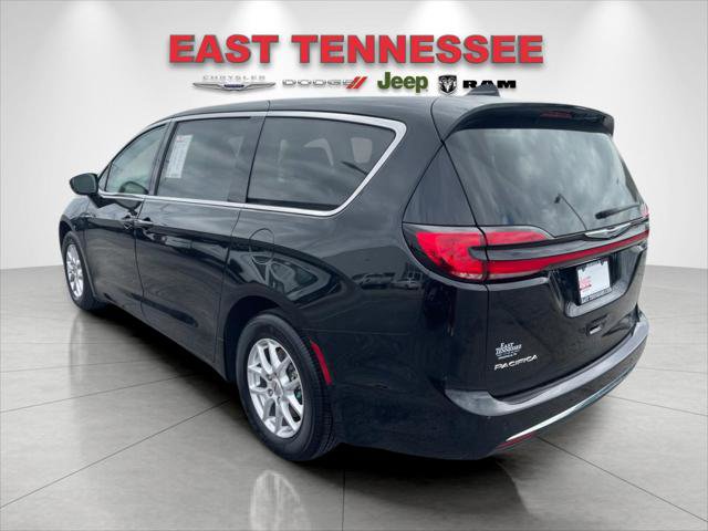 Used 2024 Chrysler Pacifica Touring-L image 5