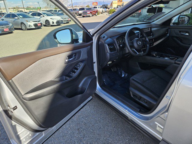 Used 2022 Nissan Rogue SV AWD/4WD image 8