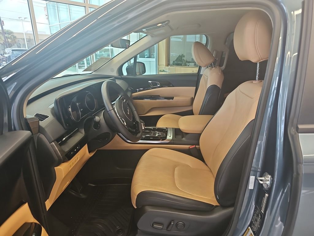 Used 2024 Kia Carnival EX image 11