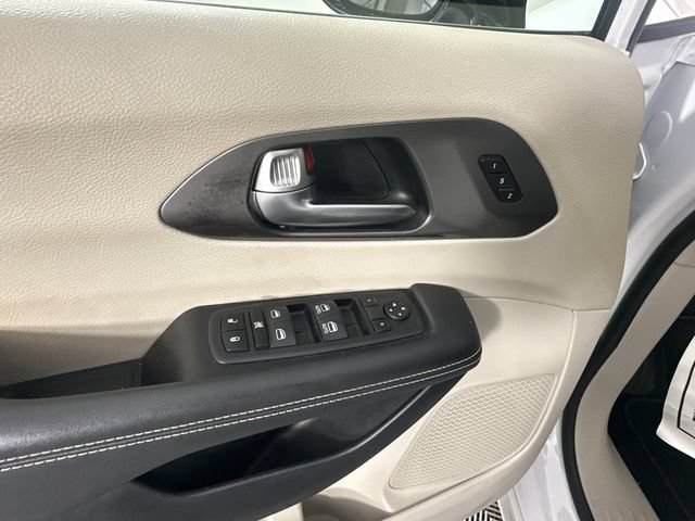 Used 2024 Chrysler Pacifica Touring-L FWD image 21