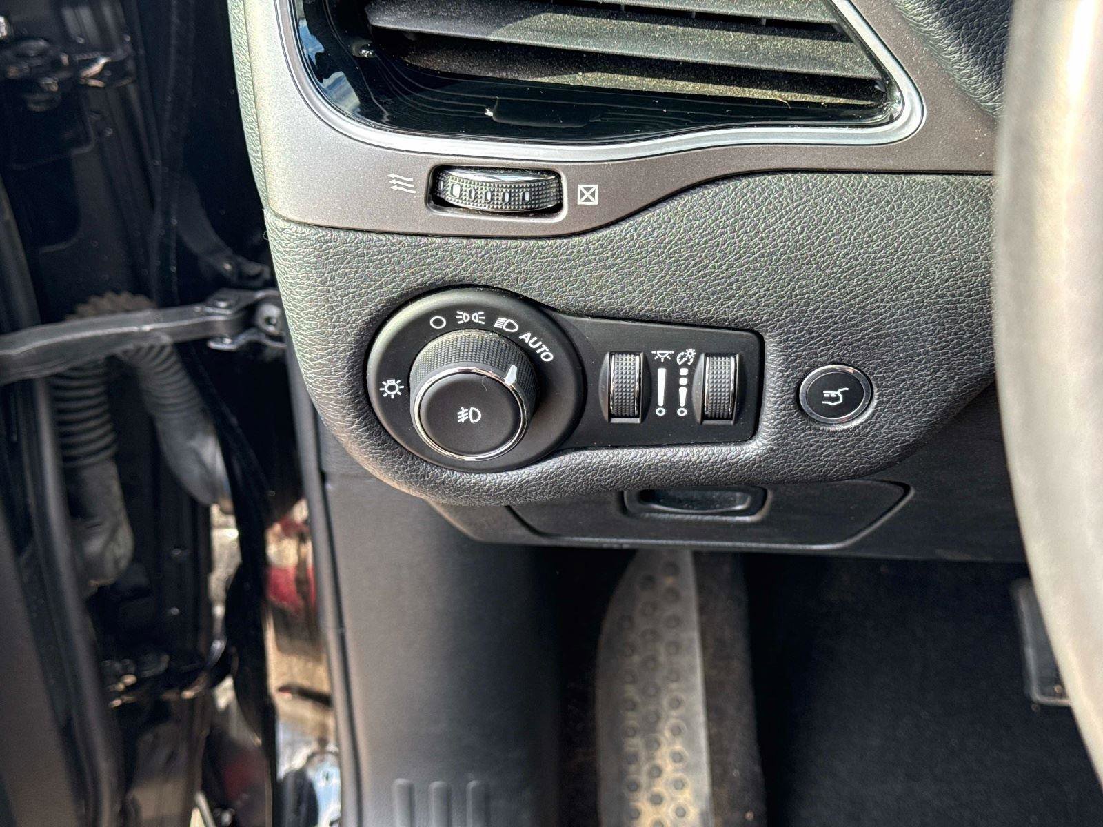 Used 2019 Jeep Cherokee Limited image 30