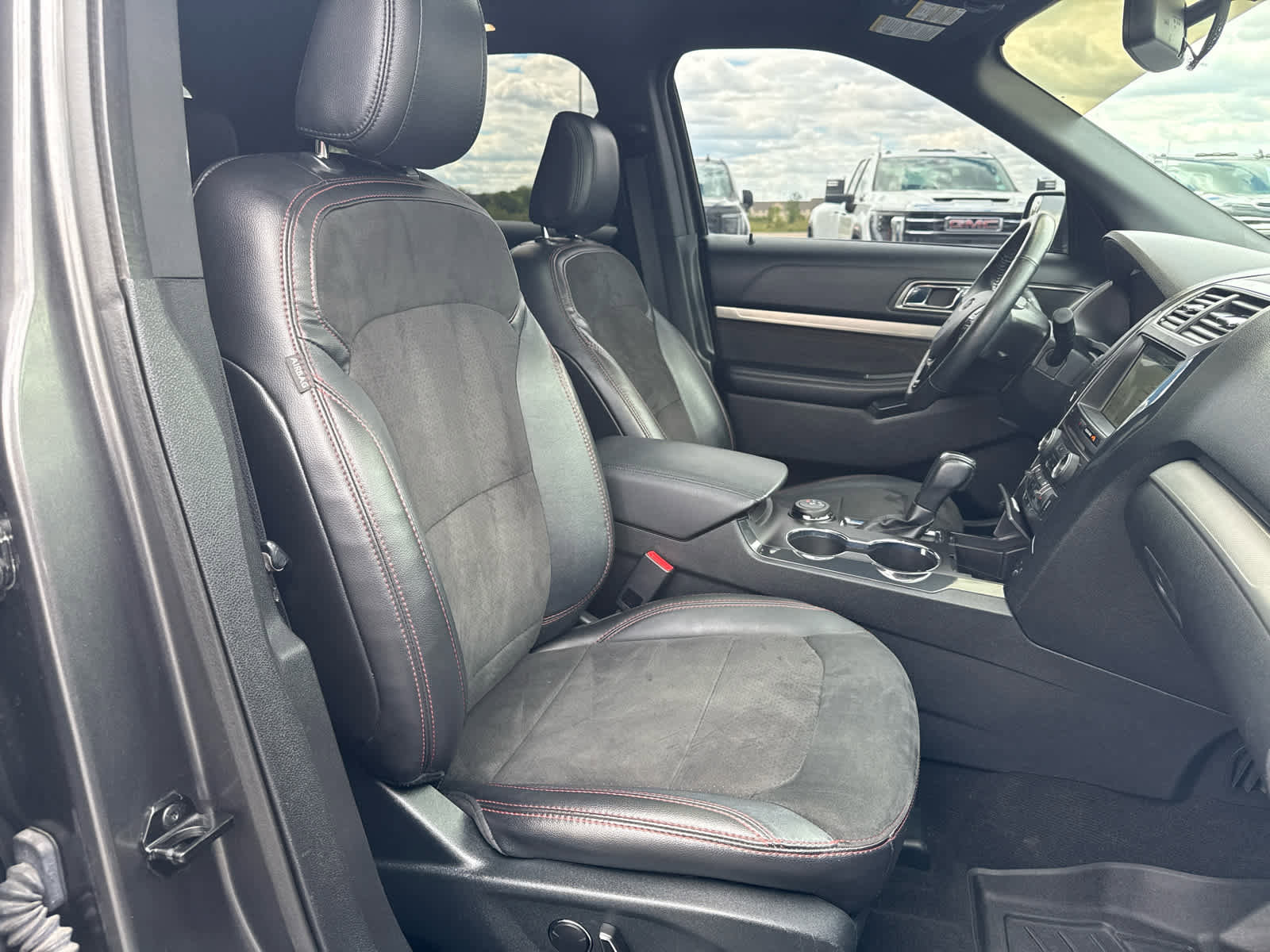 Used 2018 Ford Explorer XLT w/ Equipment Group 202A AWD/4WD image 25