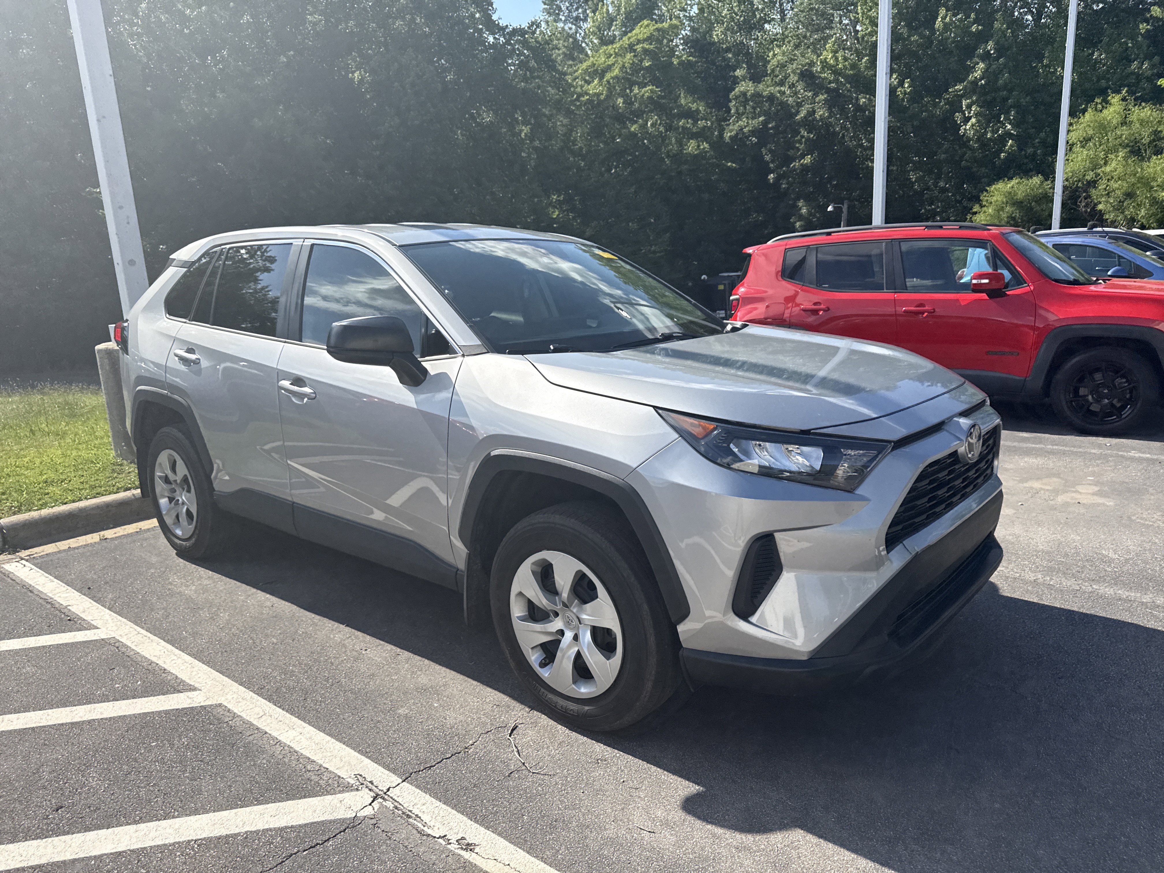 Used 2022 Toyota RAV4 LE AWD/4WD image 5