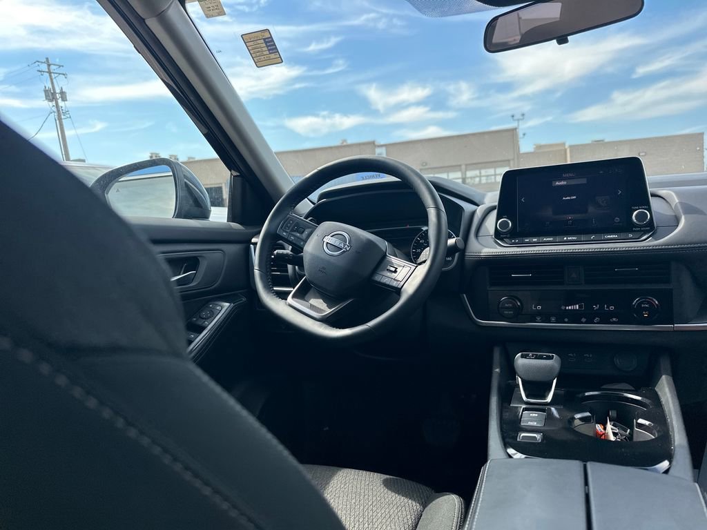 Used 2025 Nissan Rogue SV image 14