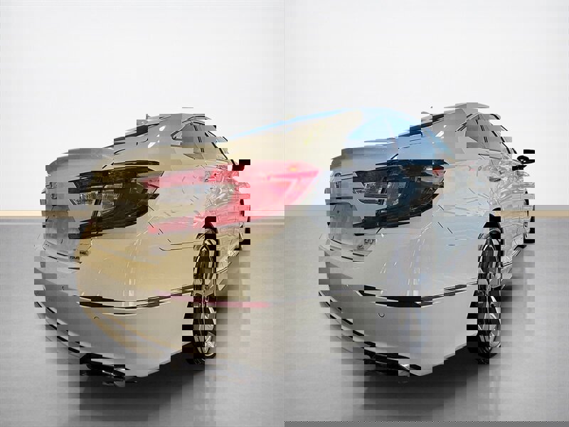 Used 2018 Honda Accord Touring image 4