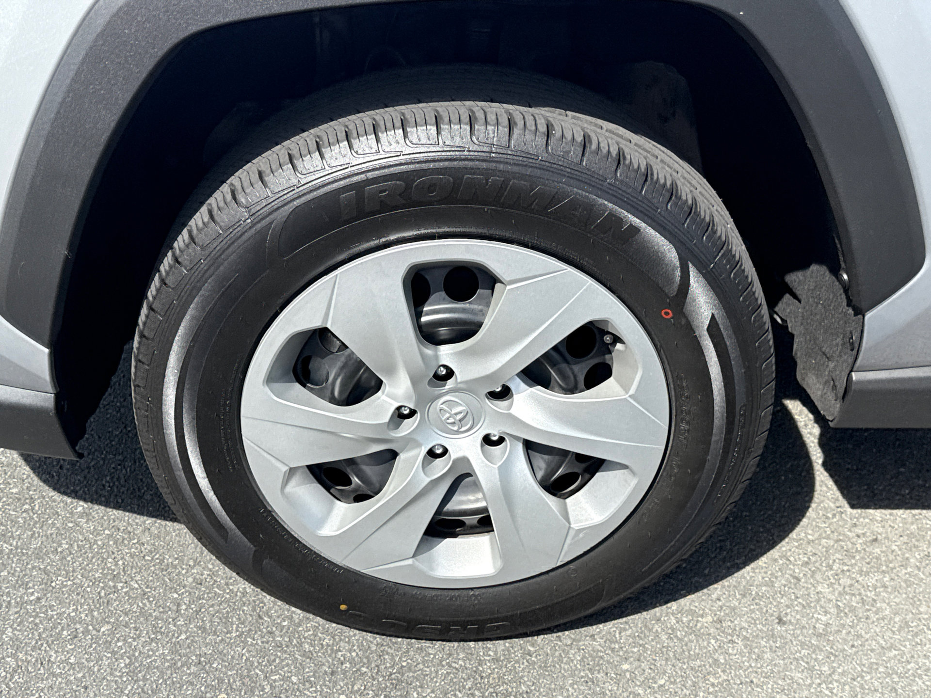 Used 2022 Toyota RAV4 LE image 4