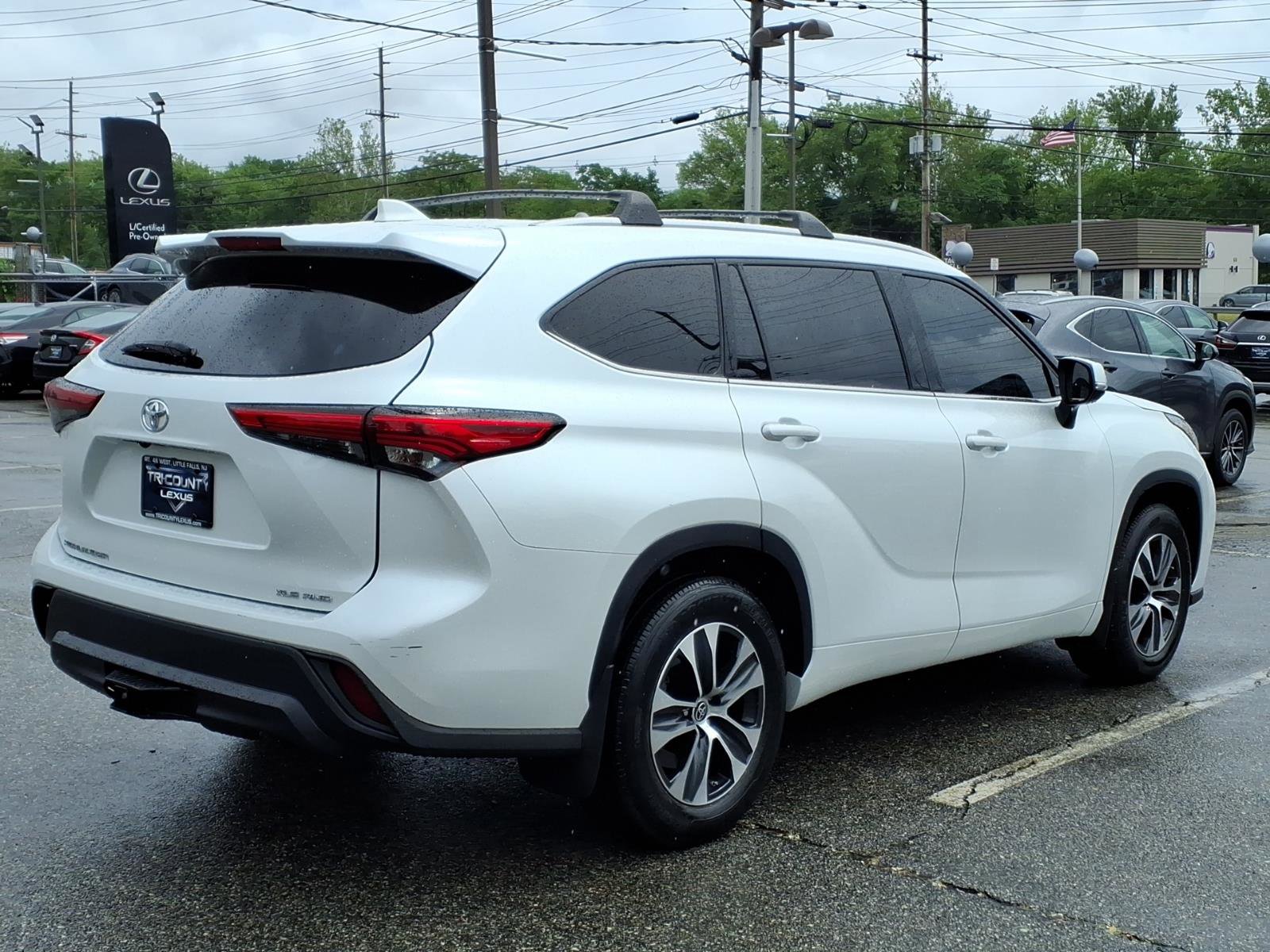 Used 2022 Toyota Highlander XLE AWD/4WD image 6