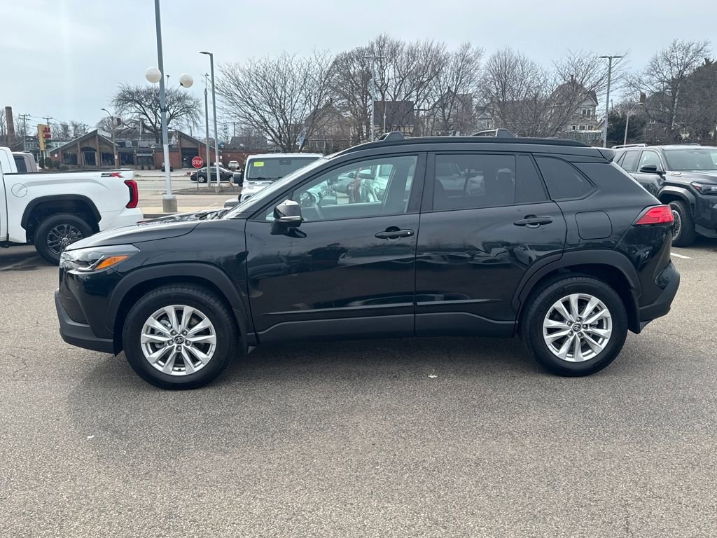 Used 2025 Toyota Corolla Cross LE w/ Moonroof Package image 4