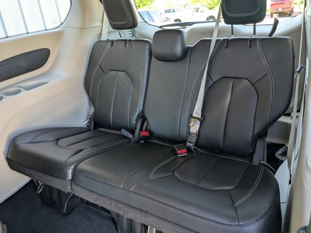 Used 2023 Chrysler Pacifica Touring-L FWD image 25