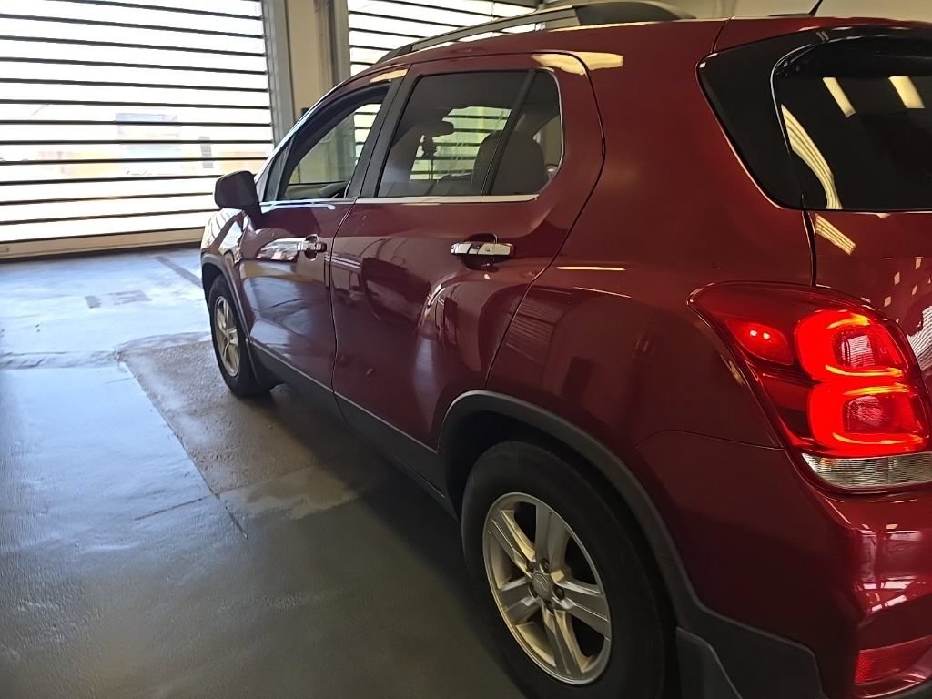 Used 2018 Chevrolet Trax LT w/ LT Convenience Package FWD image 5