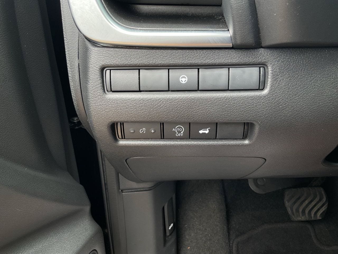 Used 2025 Nissan Rogue SV FWD image 17