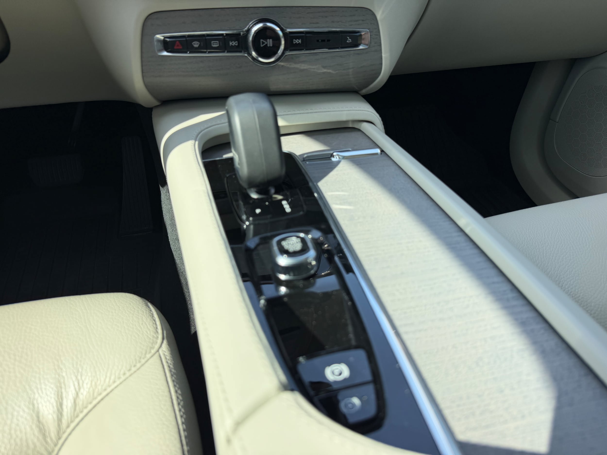 Certified 2025 Volvo XC90 T8 Plus w/ Protection Package Premier AWD/4WD image 17