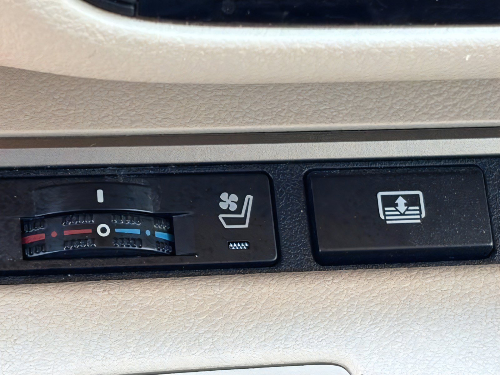 Used 2013 Lexus ES 300h w/ Luxury Pkg FWD image 27