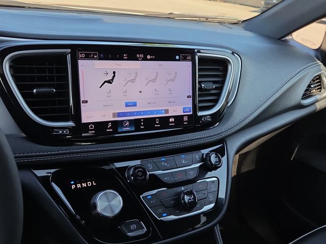Used 2025 Chrysler Pacifica Limited FWD image 11