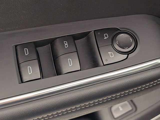 Used 2025 GMC Acadia Elevation image 12