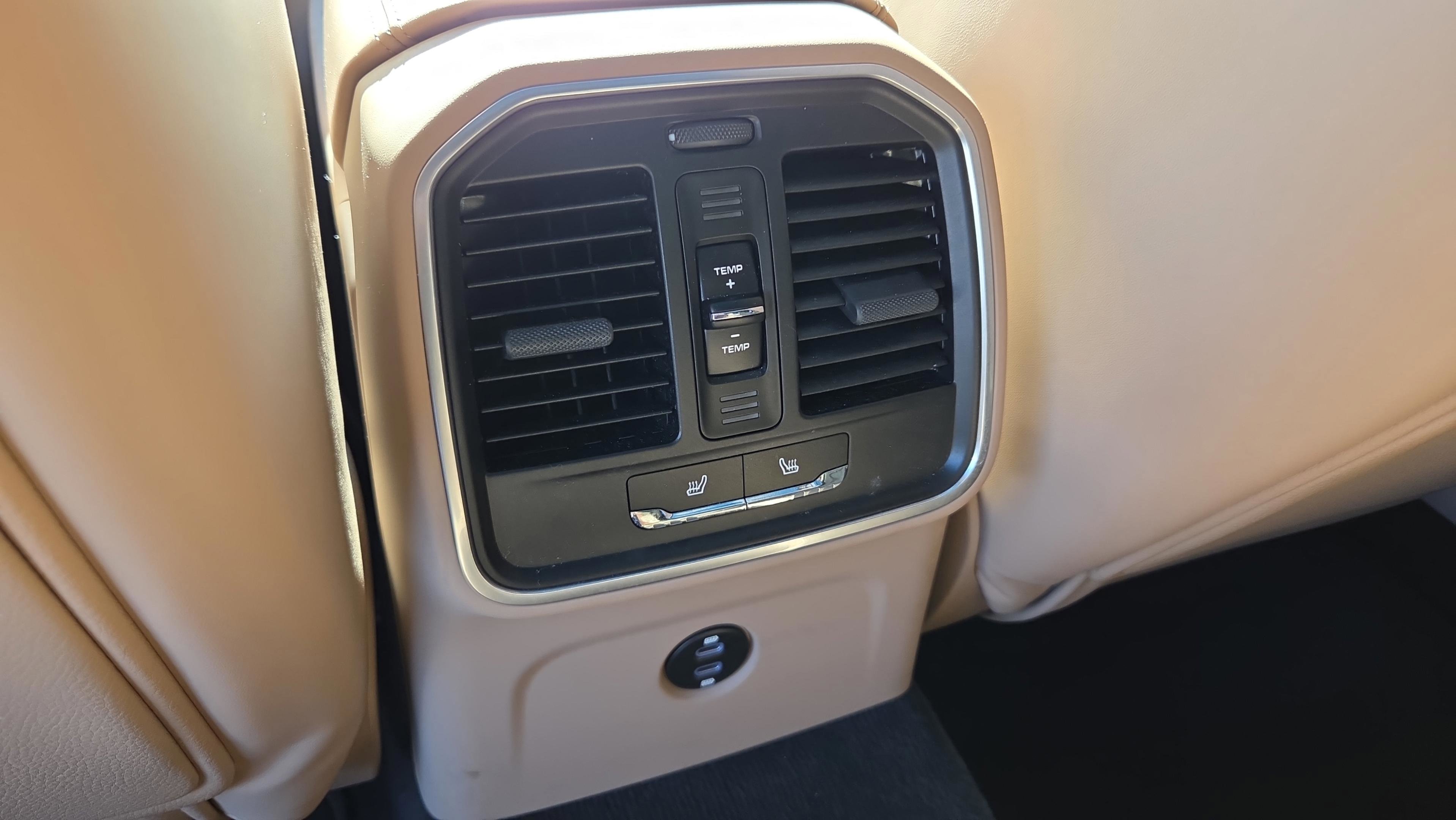 Used 2022 Porsche Macan image 24