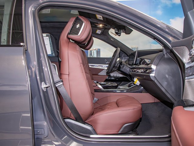 Used 2026 BMW 750e xDrive AWD/4WD image 21