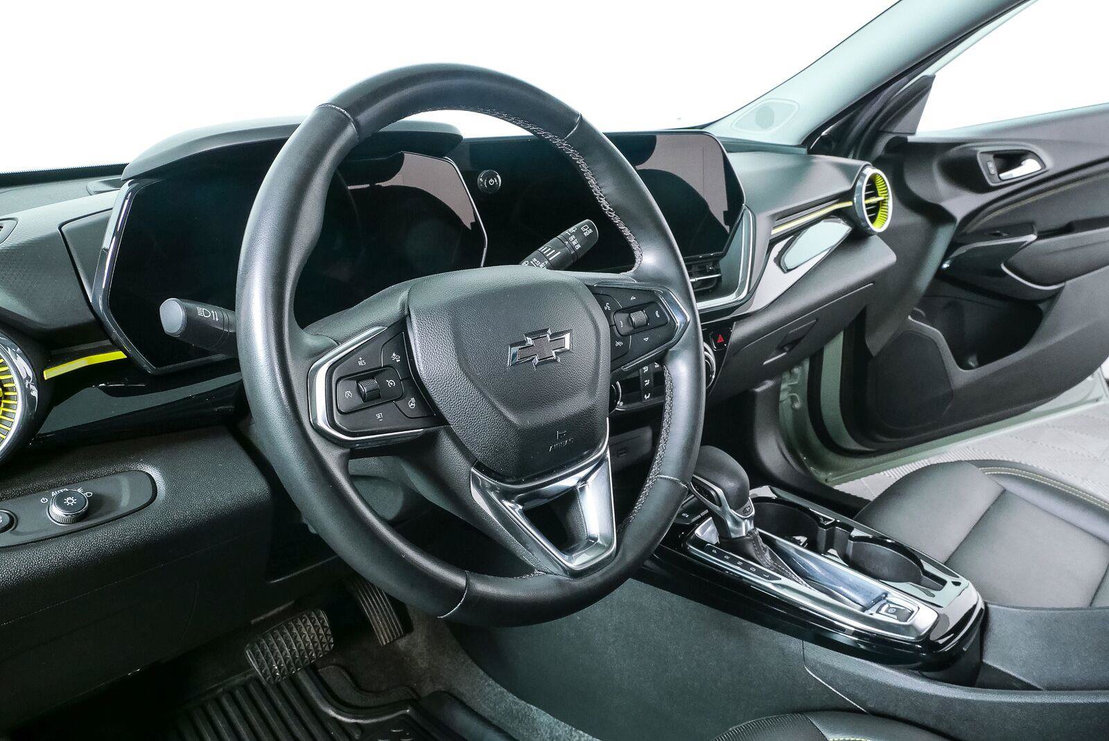 Used 2024 Chevrolet Trax ACTIV w/ Sunroof Package FWD image 4