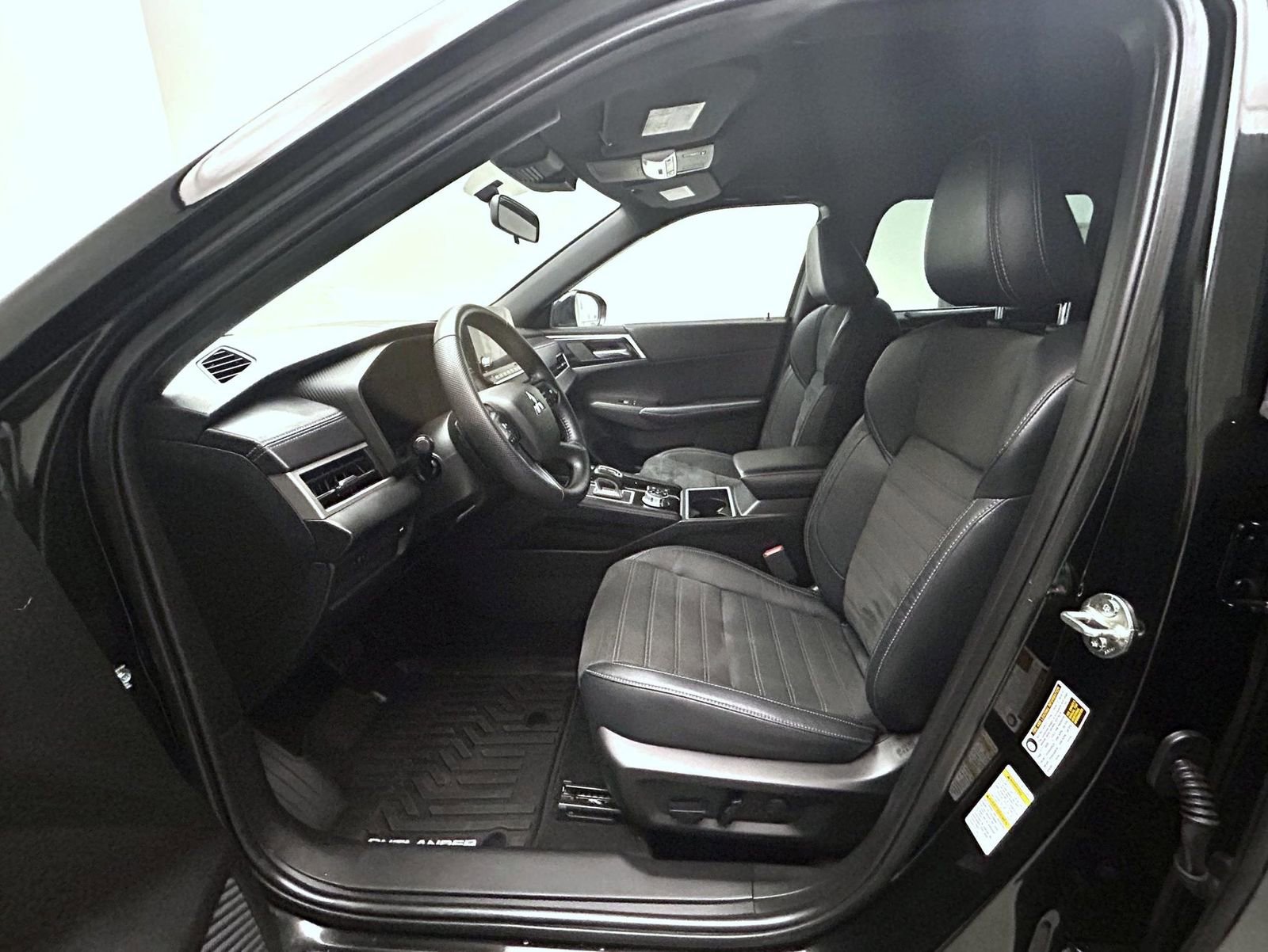 Used 2023 Mitsubishi Outlander SE Black Edition image 10