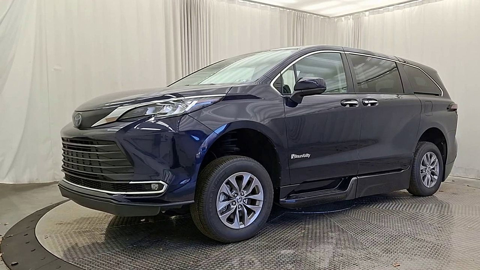 Used 2022 Toyota Sienna XLE FWD image 4