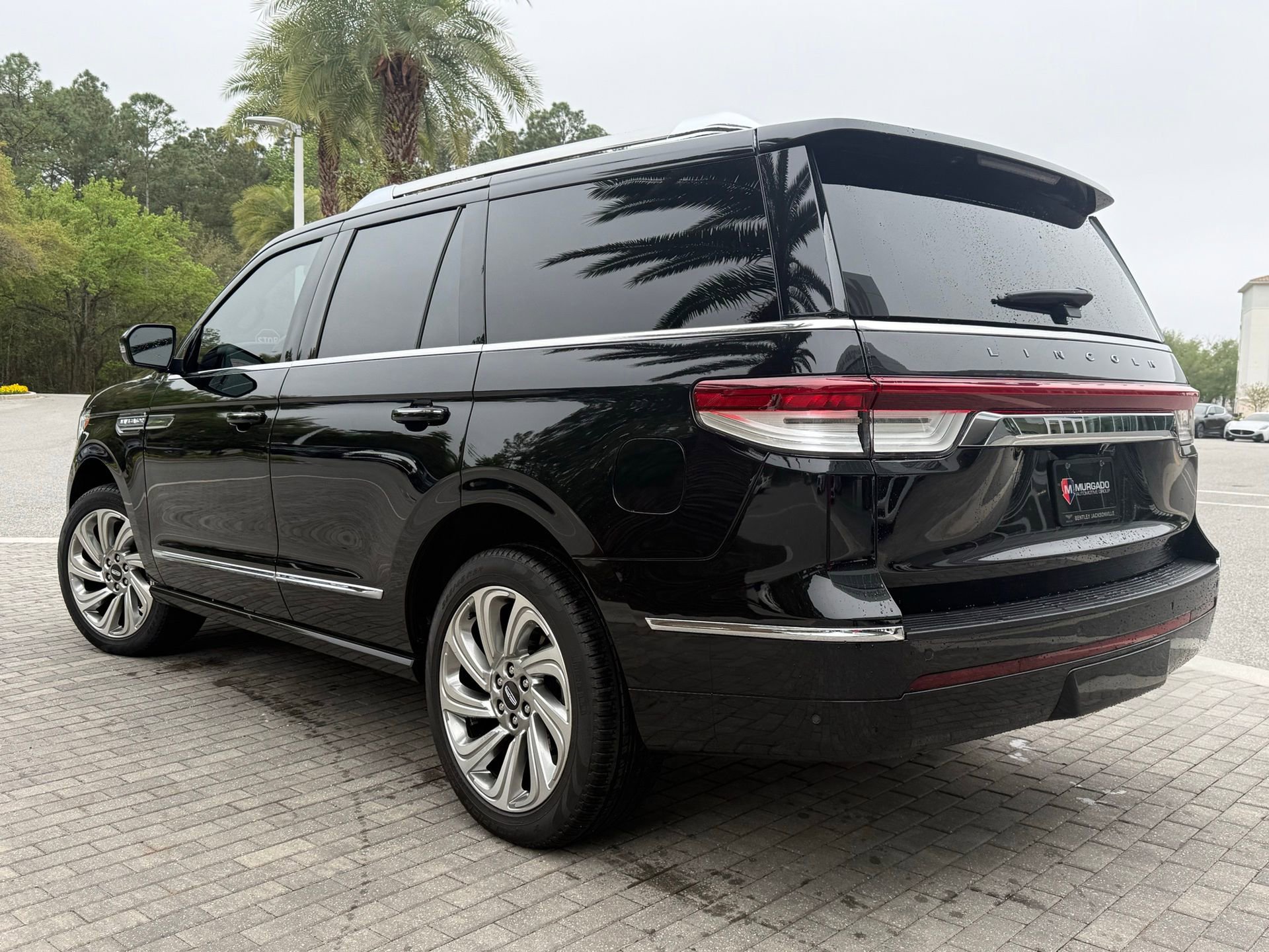 Used 2024 Lincoln Navigator Reserve image 2