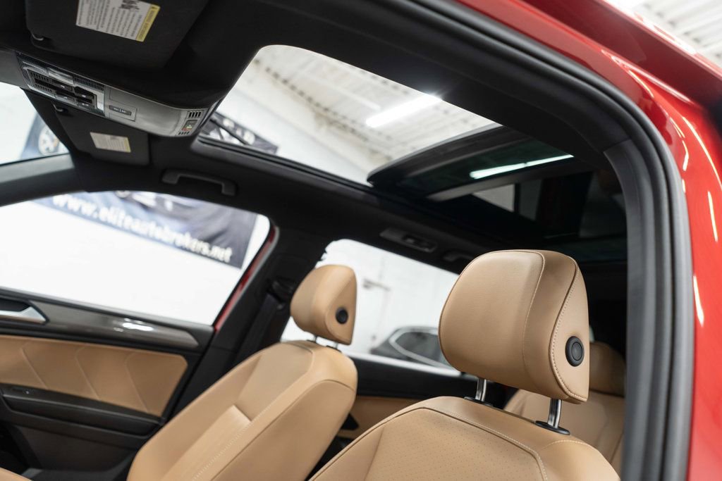 Used 2024 Volkswagen Tiguan SE w/ Panoramic Sunroof Package AWD/4WD image 7