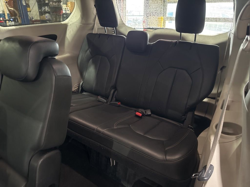 Used 2018 Chrysler Pacifica Touring-L image 33