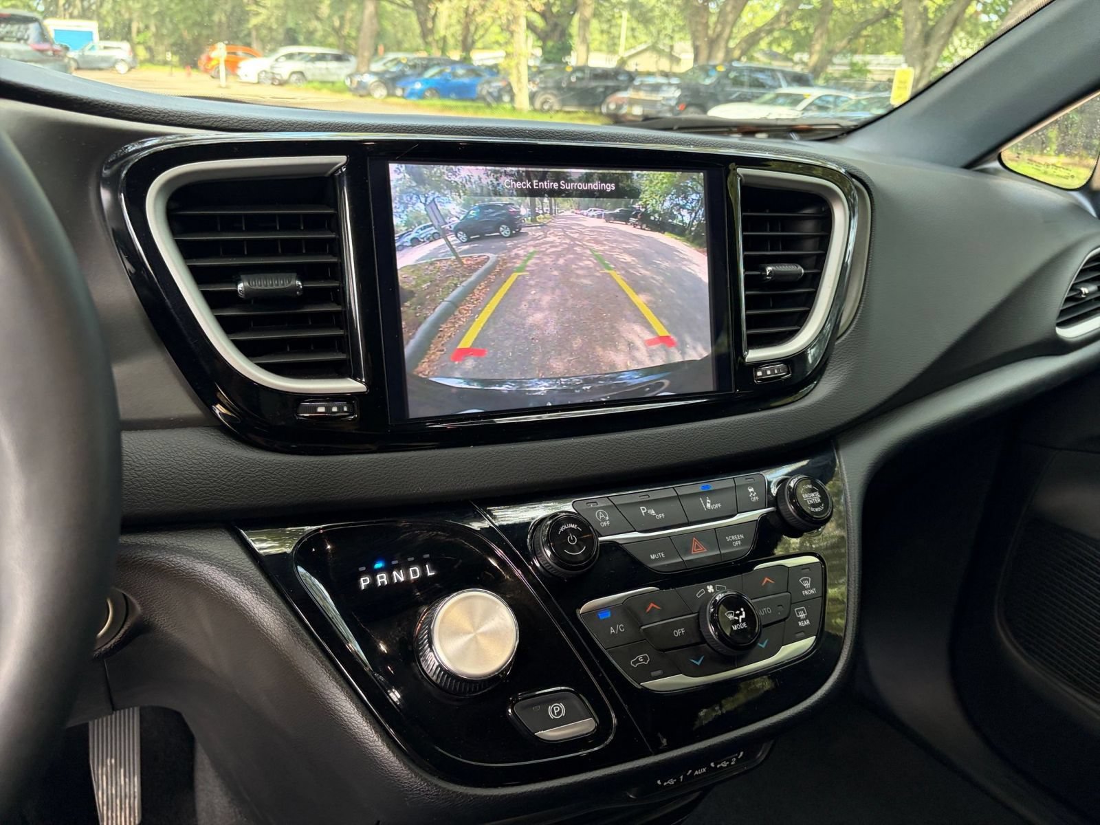 Used 2025 Chrysler Pacifica Select FWD image 16