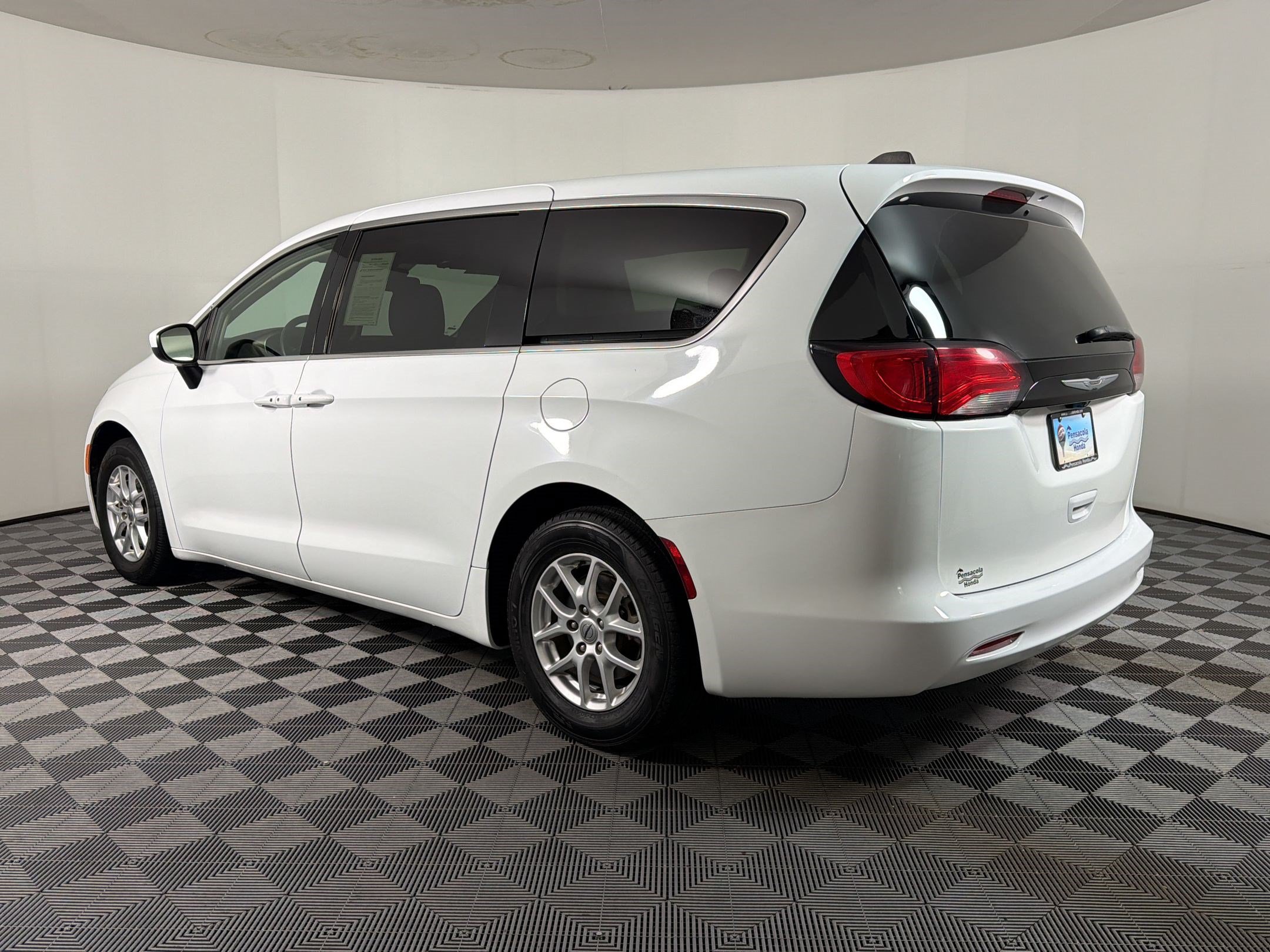 Used 2023 Chrysler Voyager LX FWD image 2