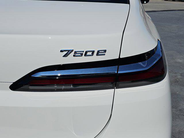 New 2026 BMW 750e xDrive image 35