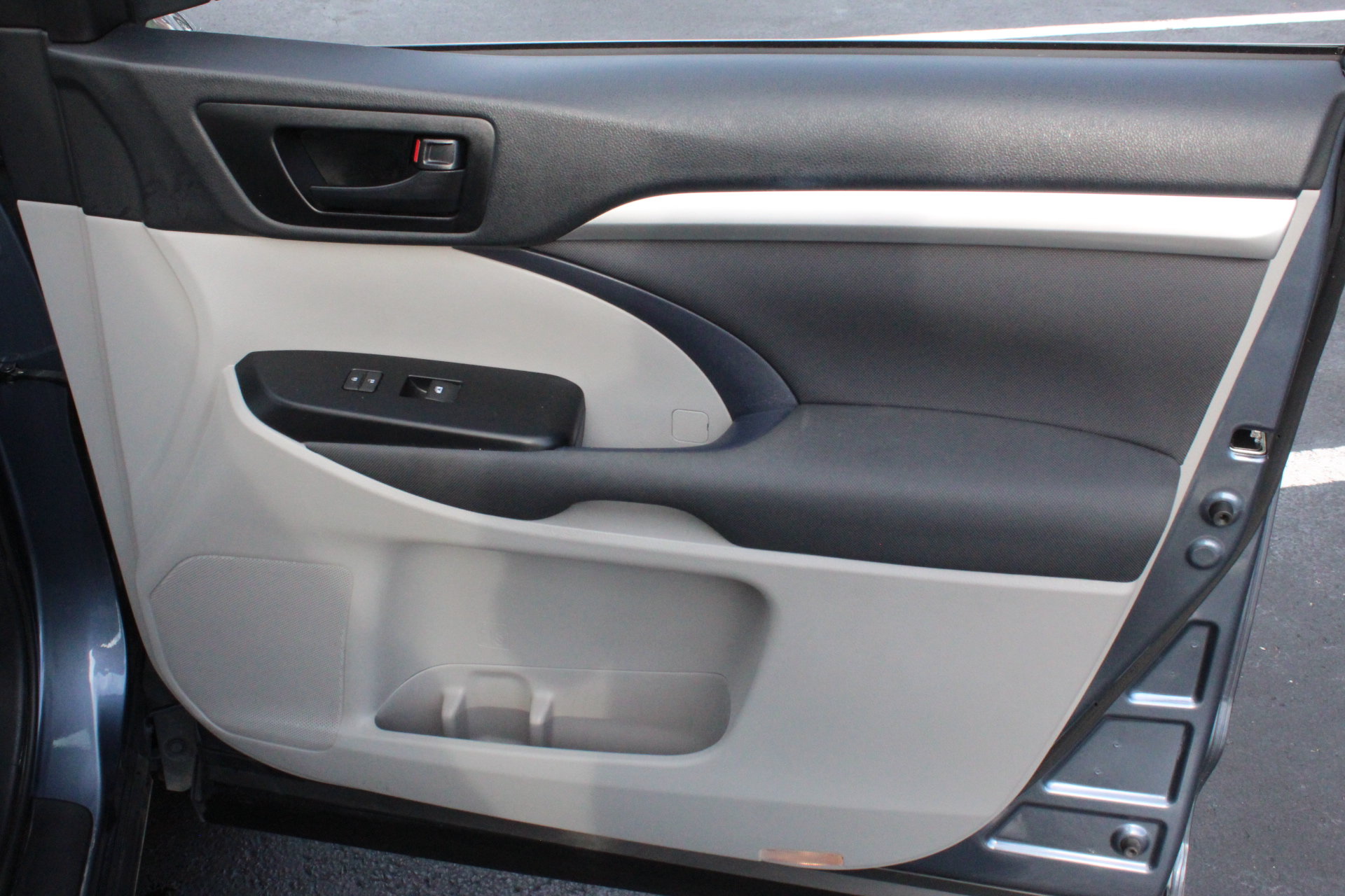 Used 2019 Toyota Highlander LE FWD image 31