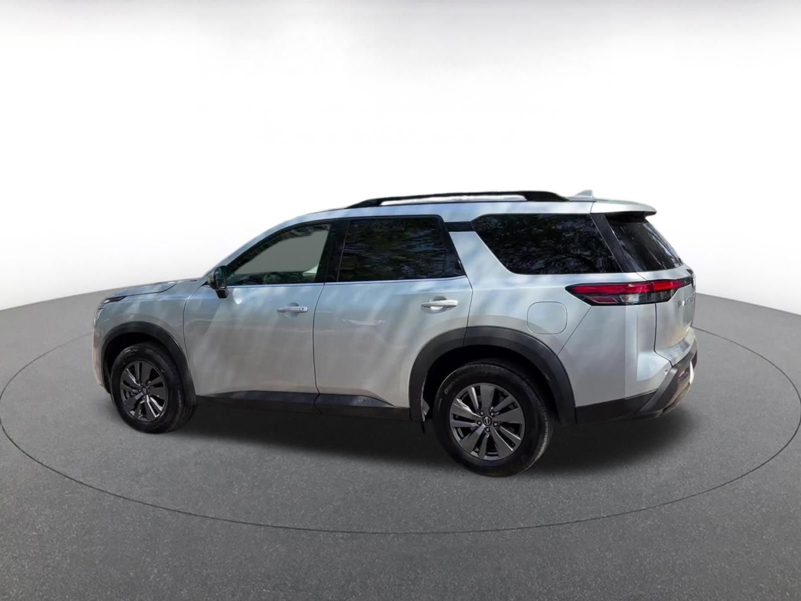 Used 2024 Nissan Pathfinder SV image 10