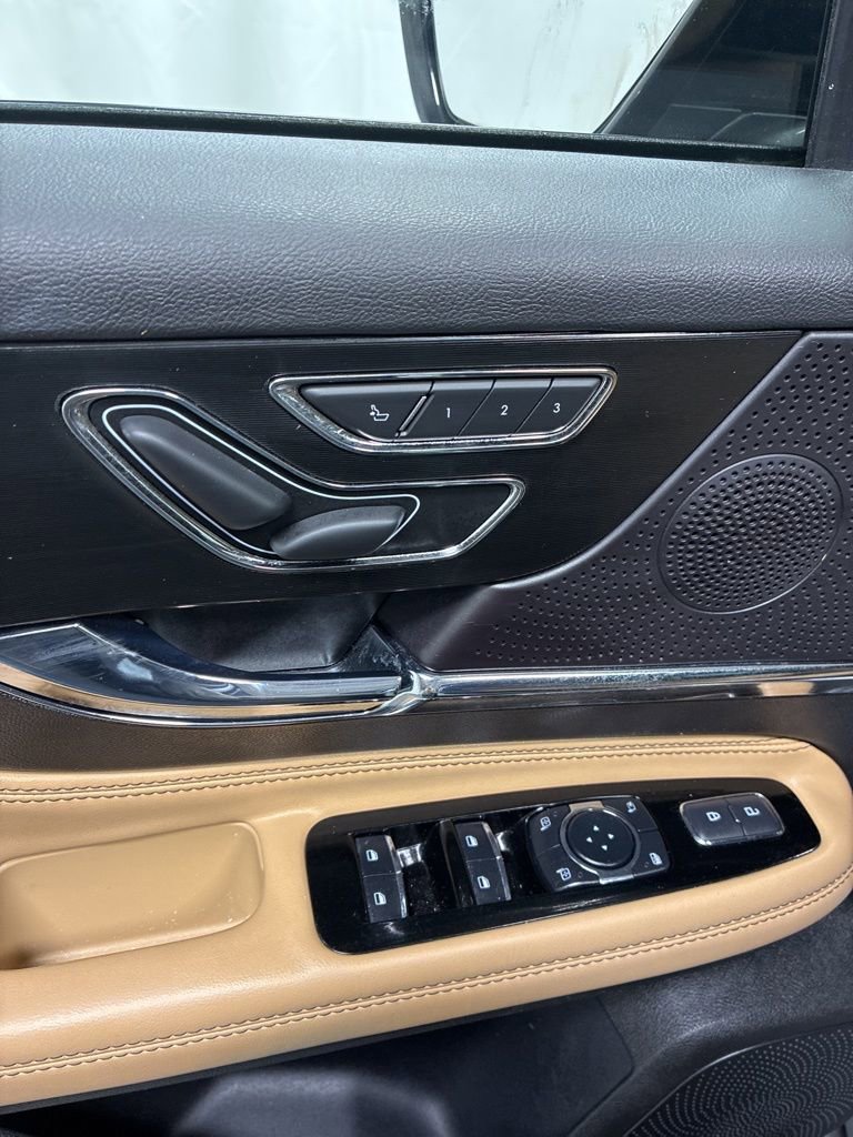 Used 2023 Lincoln Corsair Reserve w/ Jet Appearance Package image 12