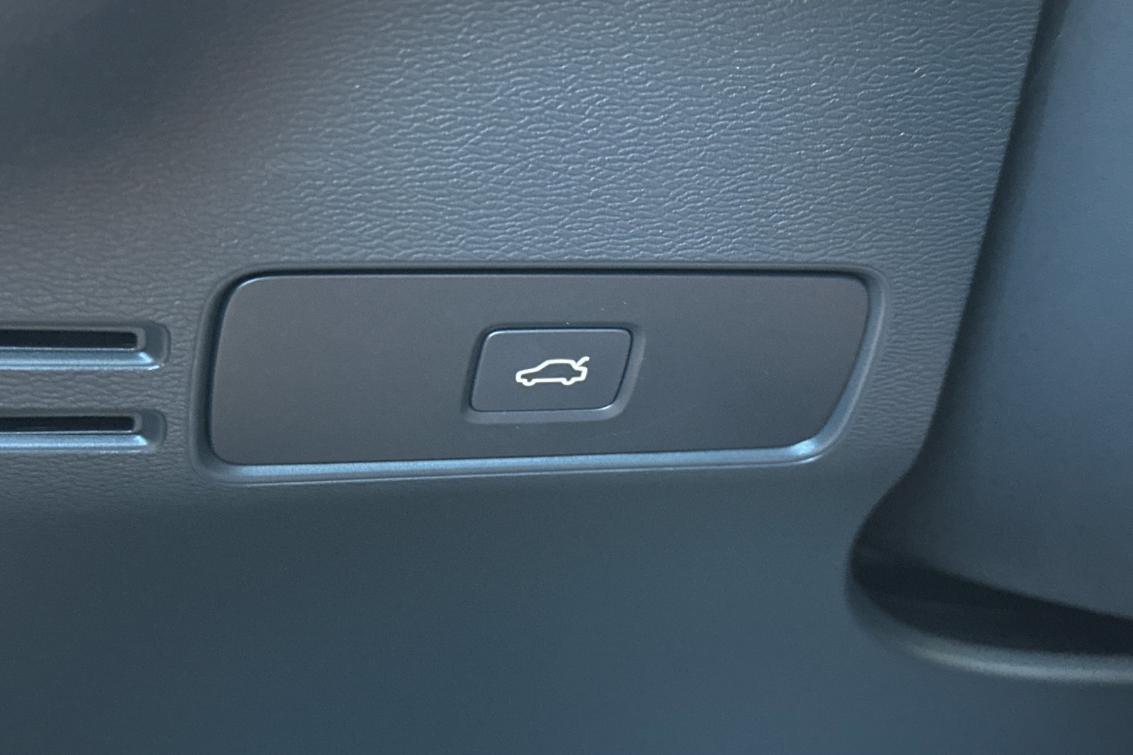 Certified 2025 Volvo XC40 B5 Core w/ Protection Package Premier image 31