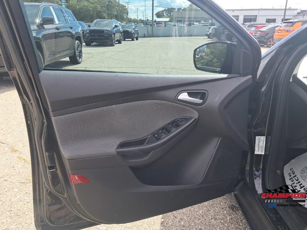 Used 2013 Ford Focus SE w/ SE Winter Pkg FWD image 15