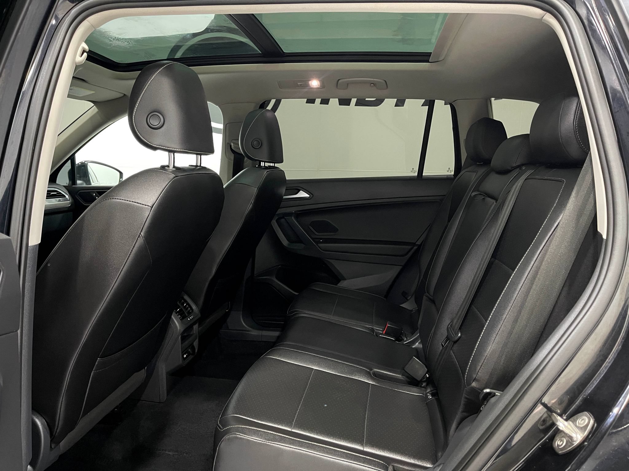 Used 2021 Volkswagen Tiguan SEL AWD/4WD image 30