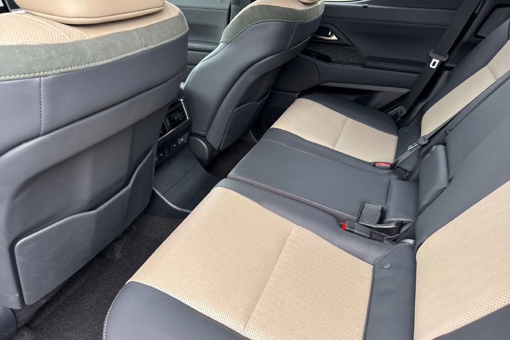 Used 2025 Lexus GX 550 w/ Accessory Package (32) AWD/4WD image 6