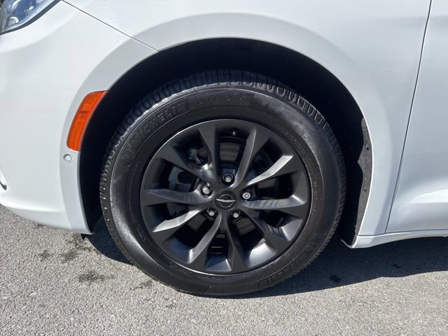 Used 2021 Chrysler Pacifica Touring-L w/ Premium & Safety Sphere Group image 12