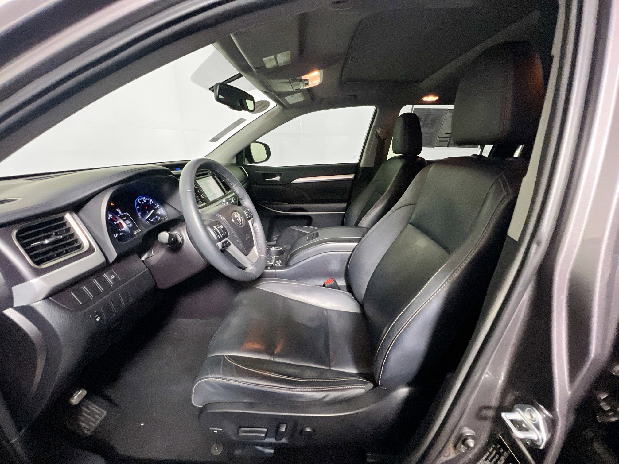 Used 2016 Toyota Highlander XLE image 14