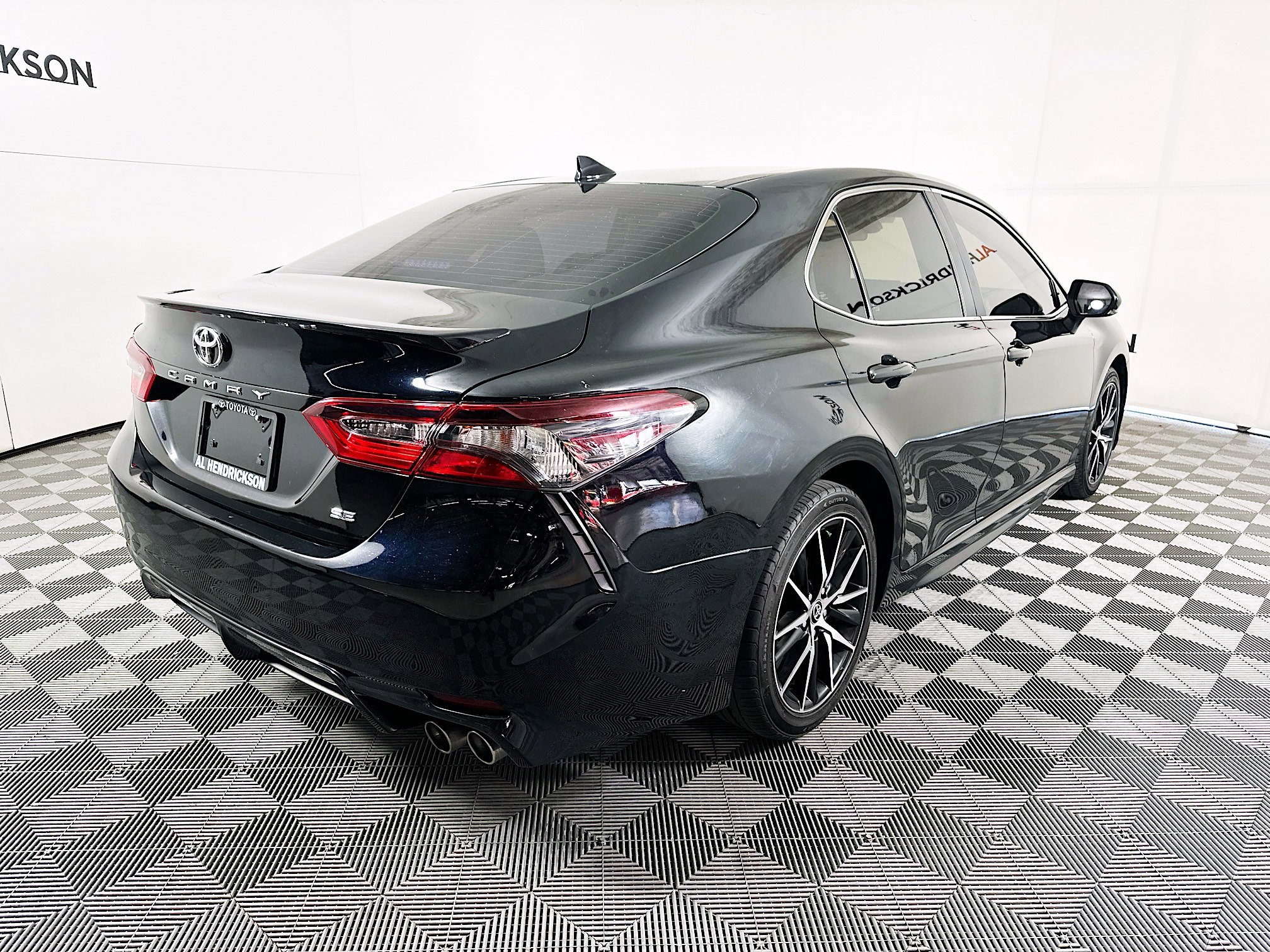 Used 2022 Toyota Camry SE image 3