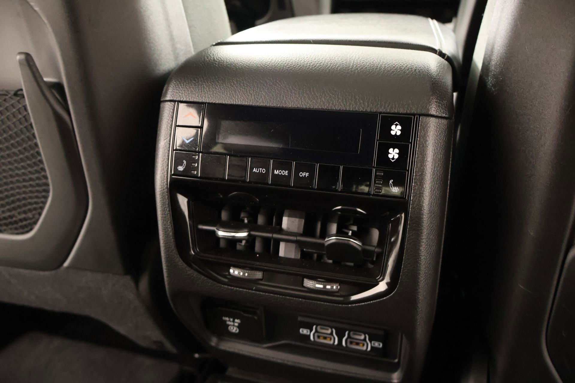 Used 2025 Jeep Grand Cherokee L Limited w/ Black Appearance Package image 17