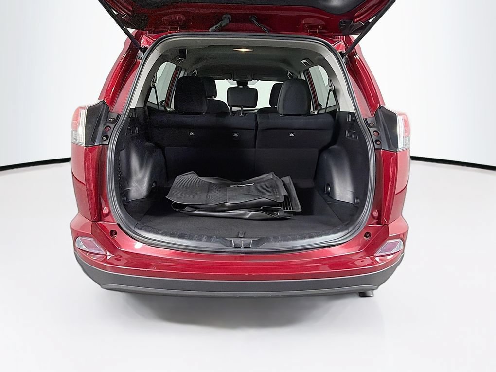 Used 2018 Toyota RAV4 LE FWD image 10