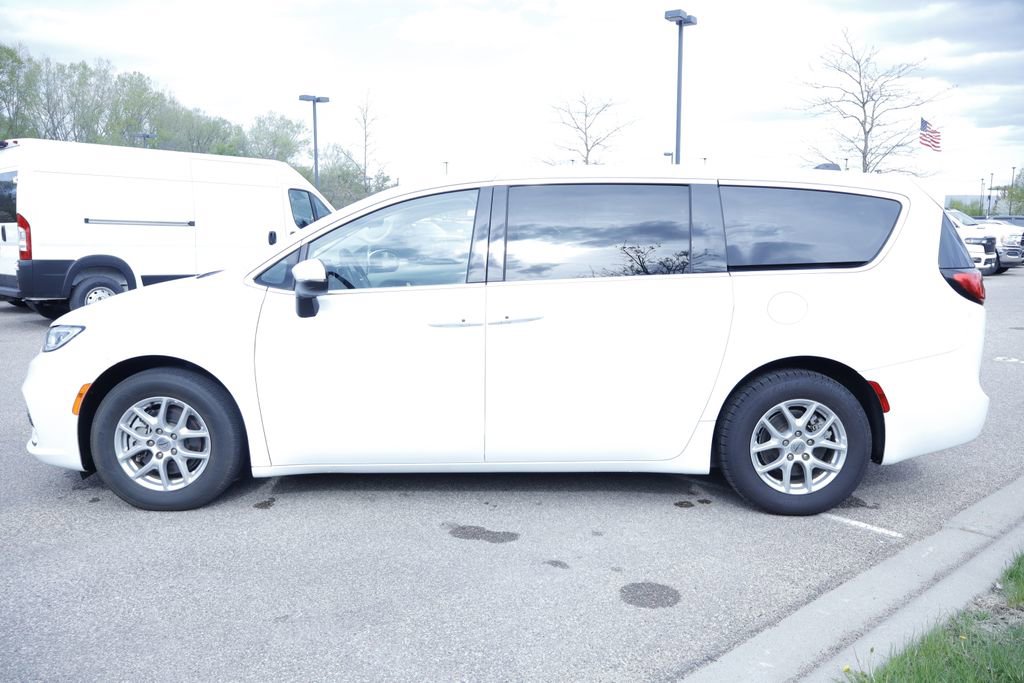 Certified 2023 Chrysler Pacifica Touring-L FWD image 2