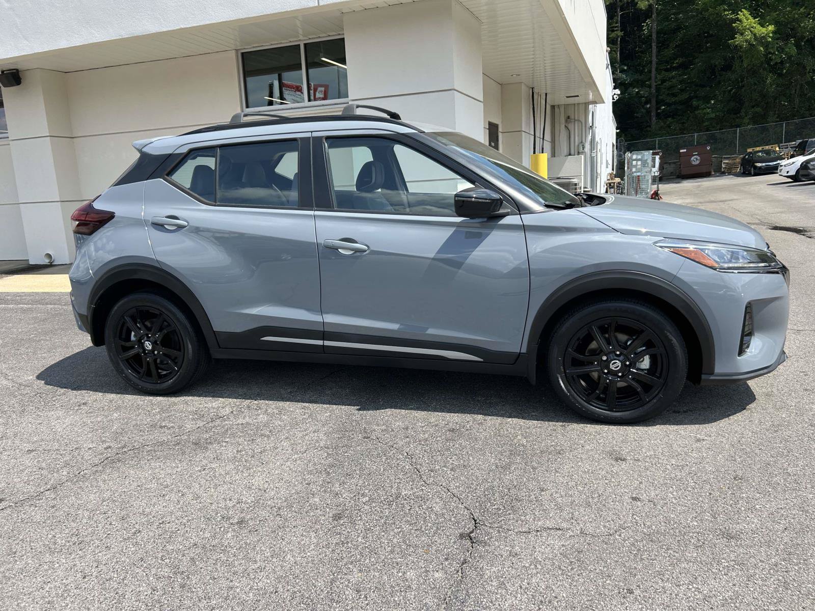 Used 2021 Nissan Kicks SR w/ SR Premium Package FWD image 2