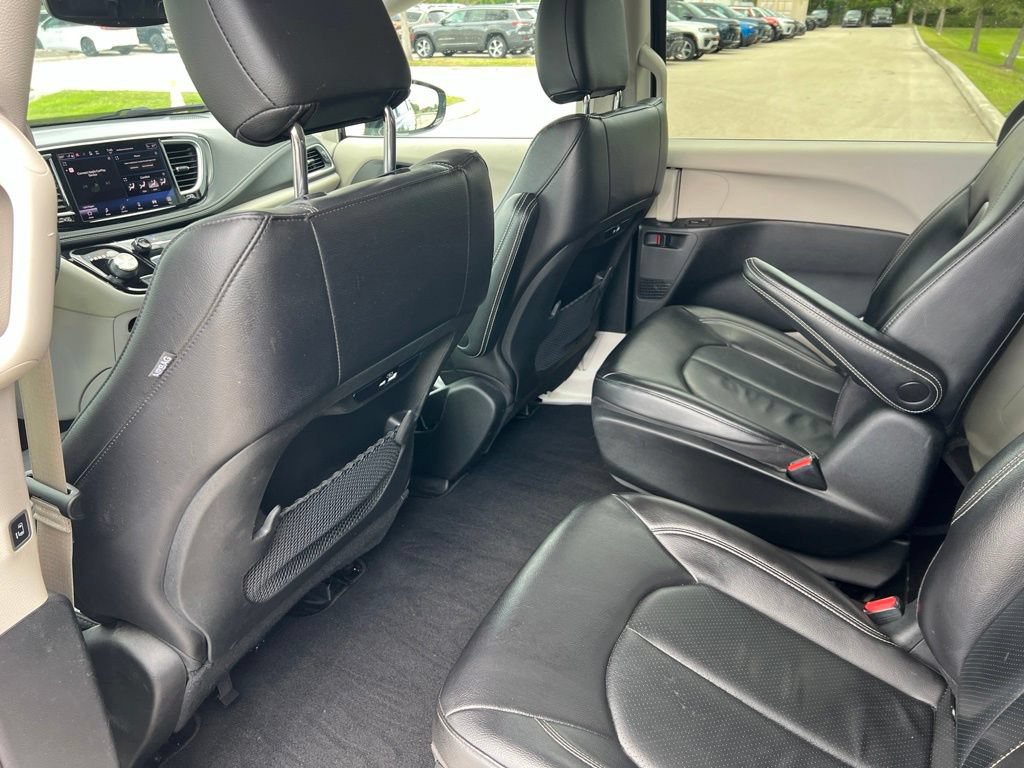 Used 2022 Chrysler Pacifica Touring-L FWD image 23
