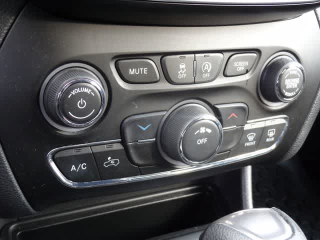 Used 2019 Jeep Cherokee Latitude w/ Popular Appearance Group AWD/4WD image 10