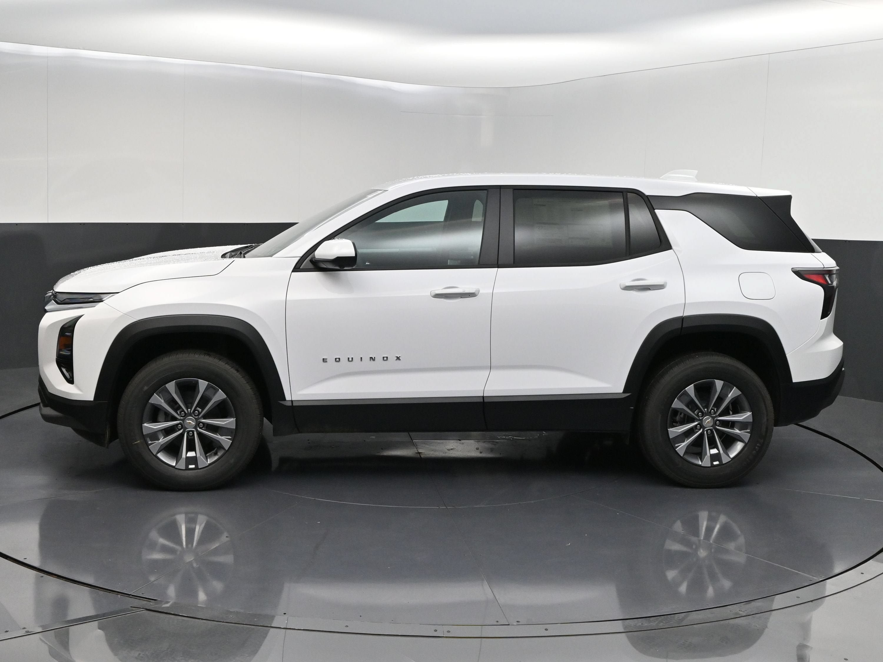 New 2027 Chevrolet Equinox LT w/ Convenience Package II FWD image 5