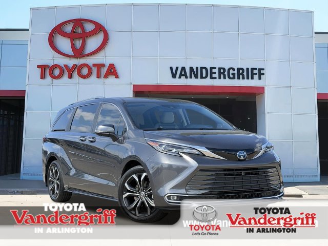 Used 2025 Toyota Sienna Platinum FWD image 1
