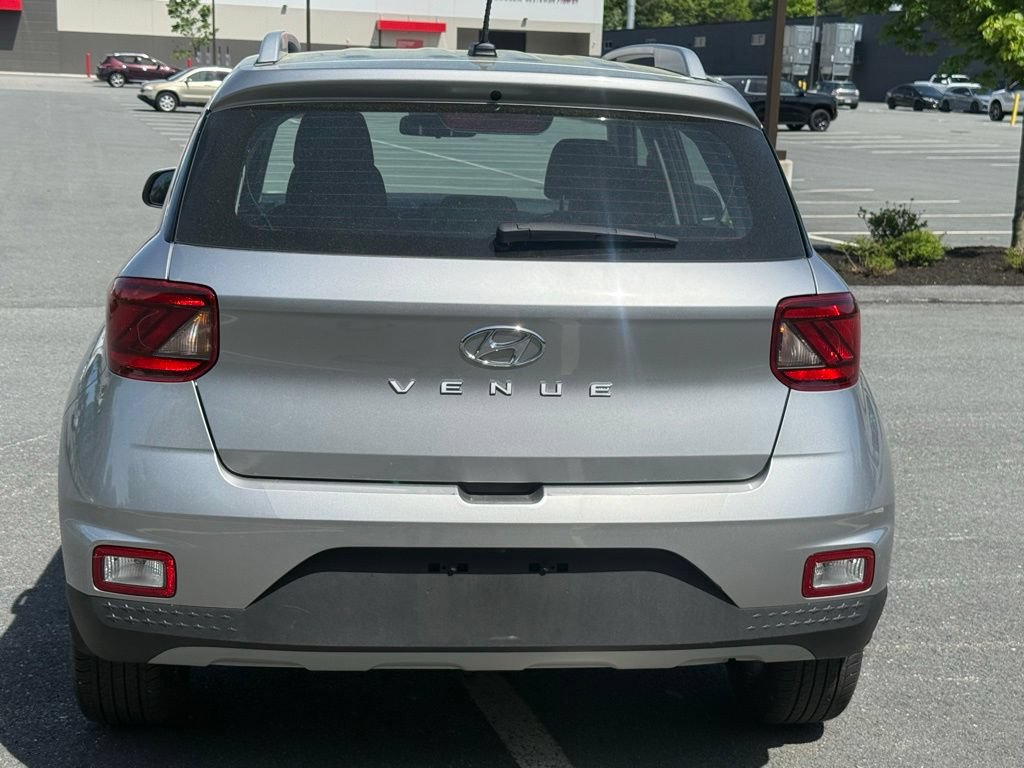 Used 2024 Hyundai Venue SEL FWD image 4